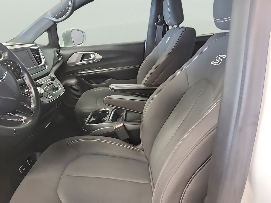 2018 Chrysler Pacifica Touring Plus photo 2