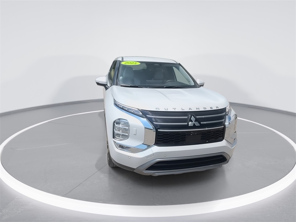 2025 Mitsubishi Outlander SE photo 3