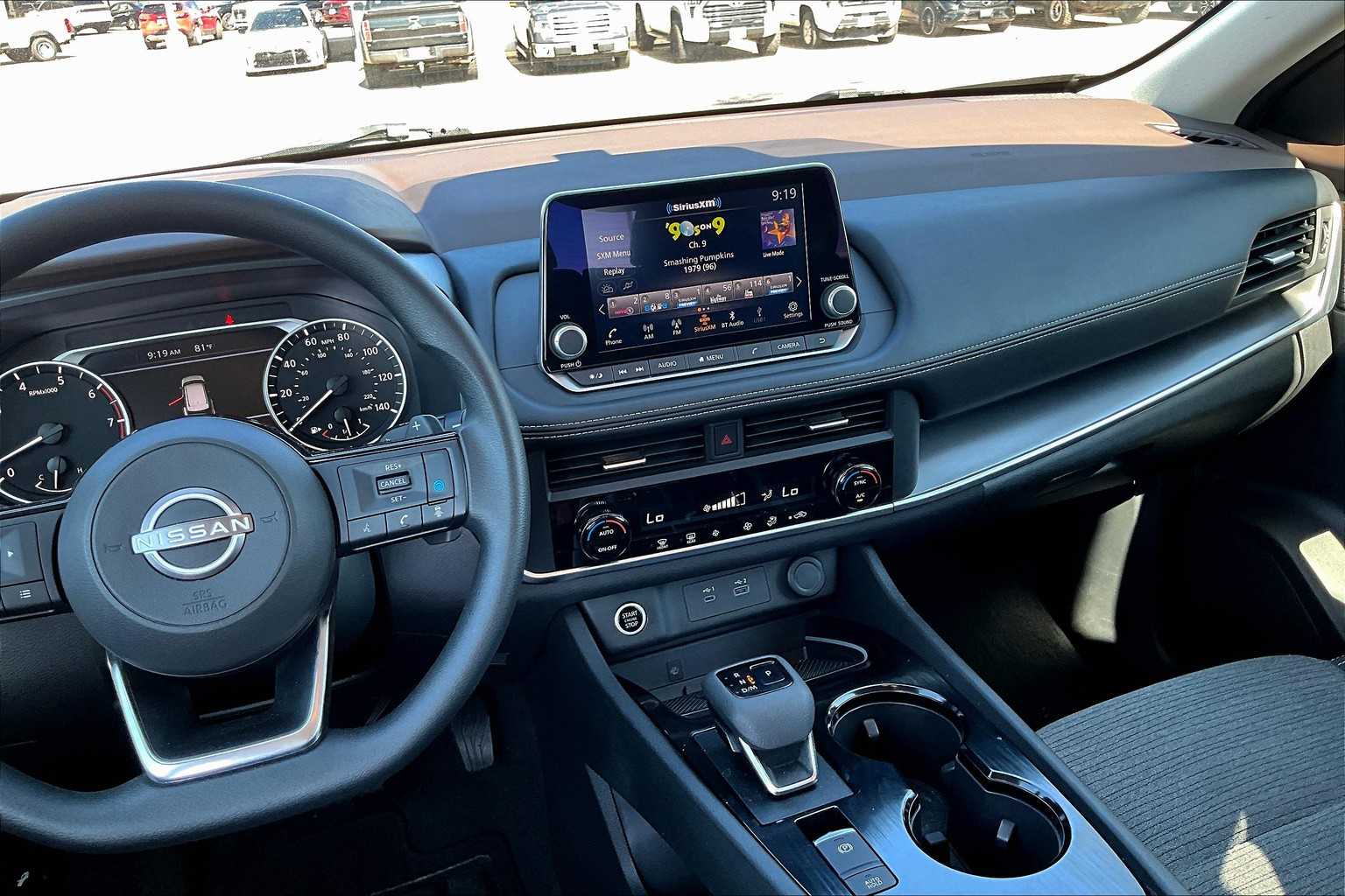2023 Nissan Rogue SV photo 4