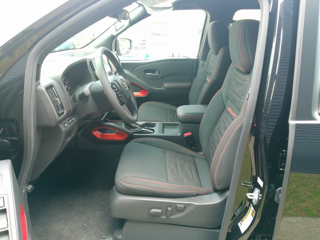 2025 Nissan Frontier Crew Cab PRO-4X photo 8