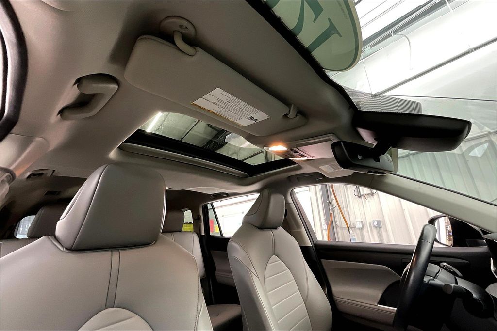 2021 Toyota Highlander XLE photo 6