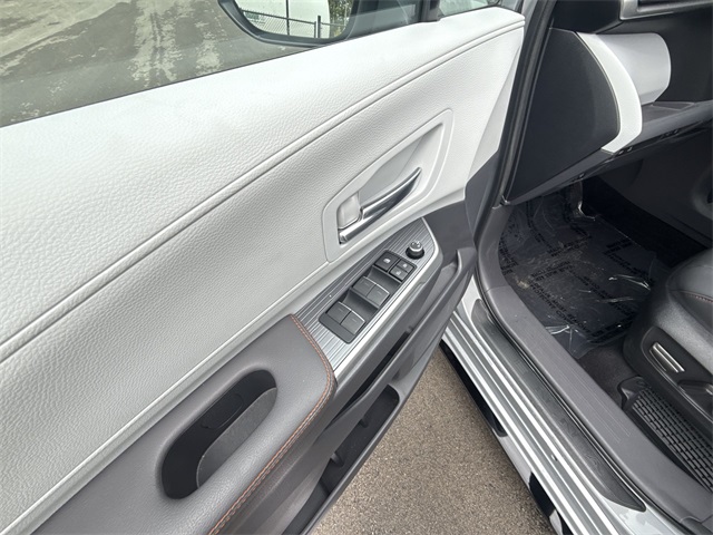 2023 Toyota Sienna XSE photo 13
