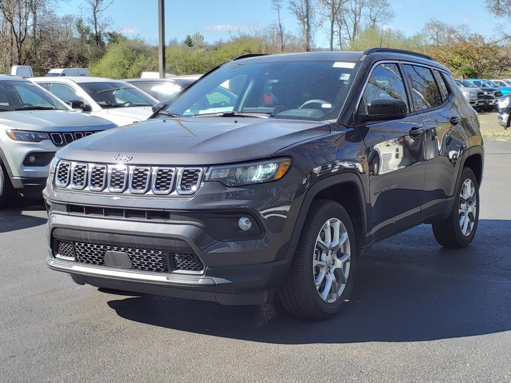 2024 Jeep Compass Latitude Lux photo 3