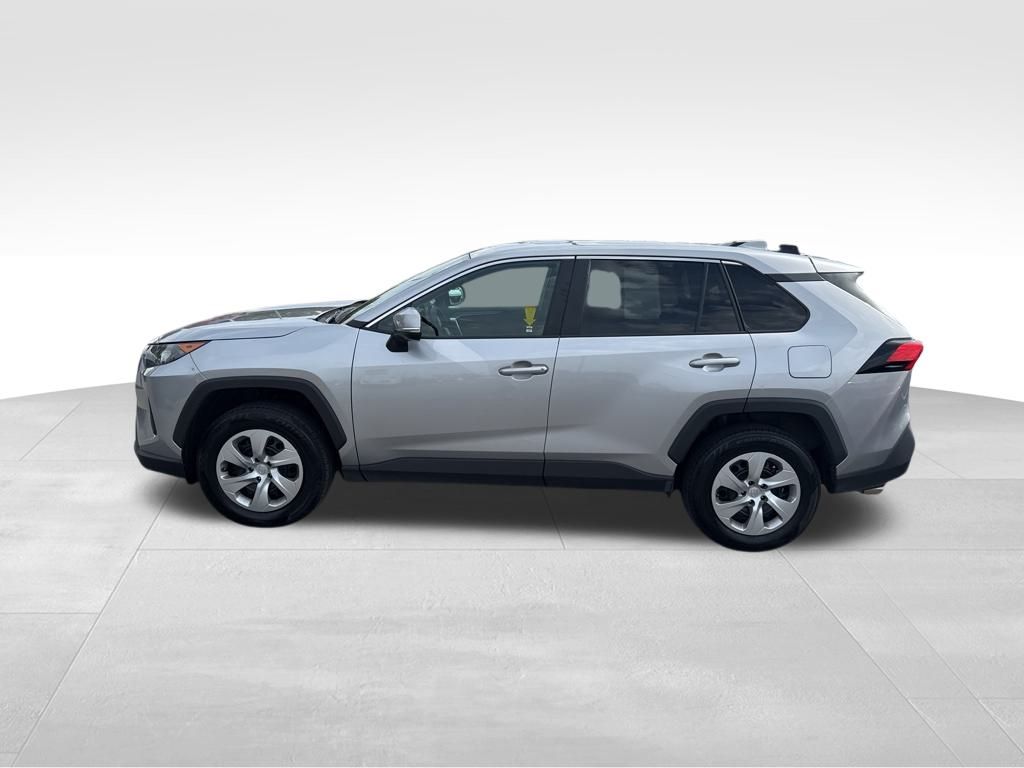 2022 Toyota RAV4 LE photo 2