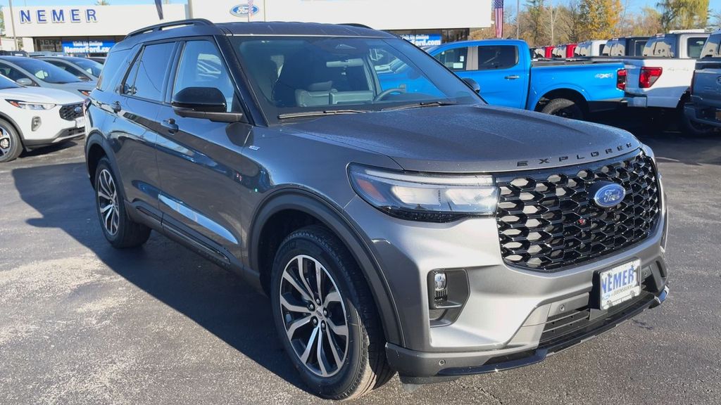 2026 Ford Explorer ST-Line photo 4