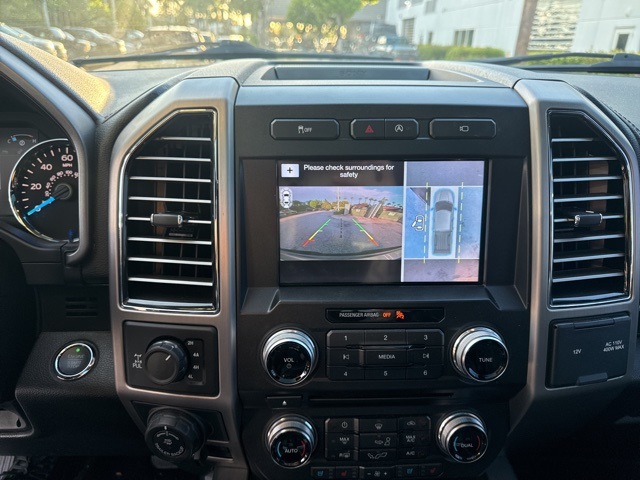 2017 Ford F-150 Platinum photo 9