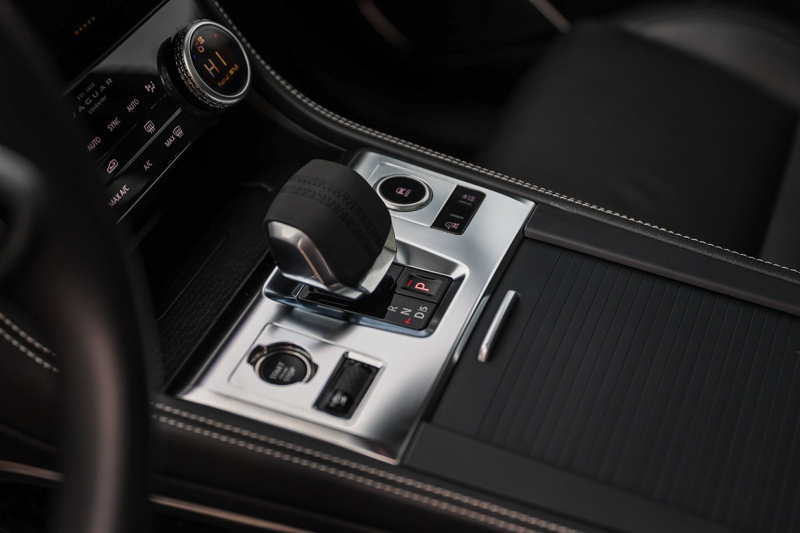 2024 Jaguar F-PACE P250 R-Dynamic S photo 18