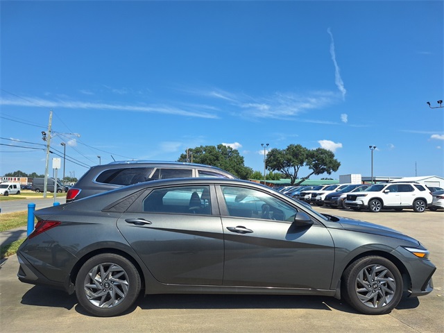2024 Hyundai Elantra SEL photo 4
