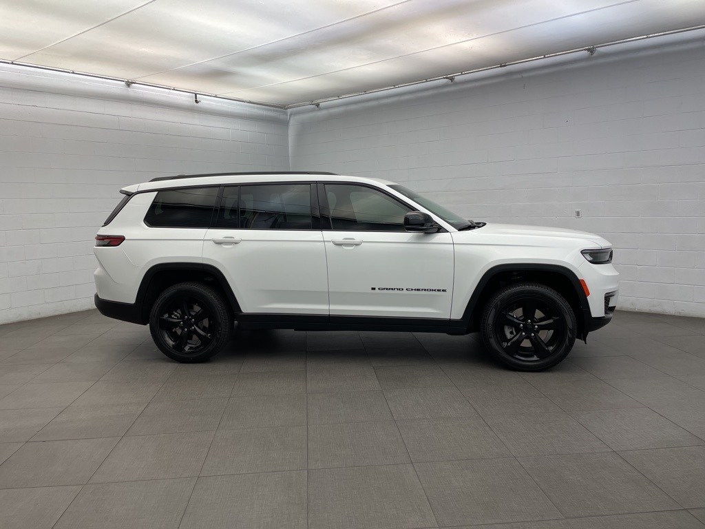 2025 Jeep Grand Cherokee Limited photo 2