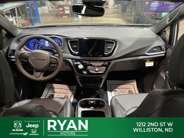 2026 Chrysler Pacifica photo 2