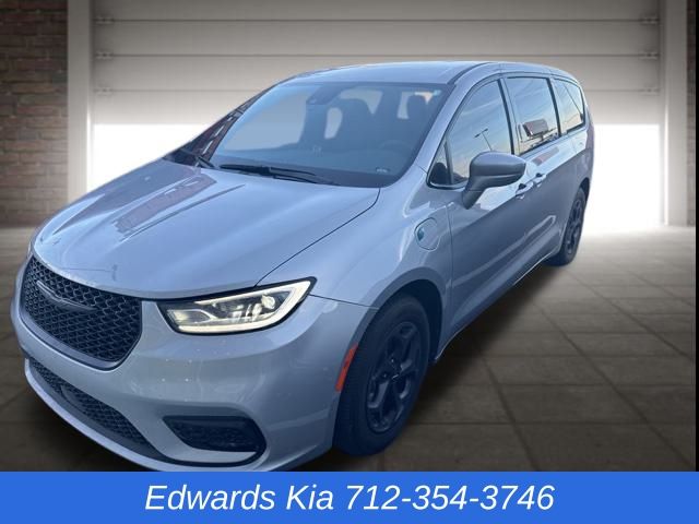 2022 Chrysler Pacifica Hybrid Touring L's photo