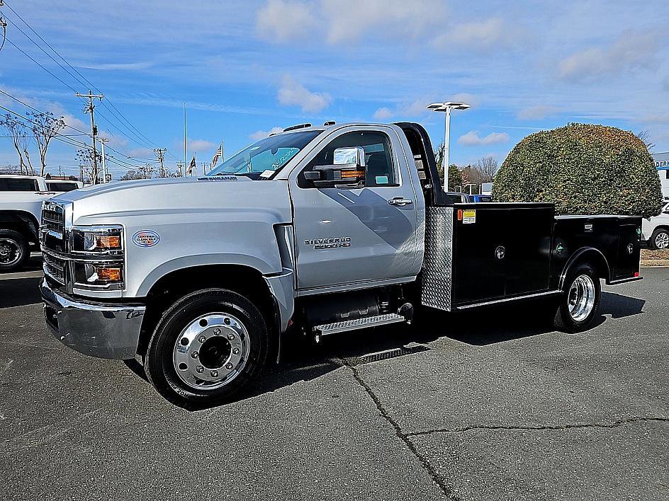 2024 Chevrolet Silverado 4500 Medium Duty Chassis Cab Work Truck's photo