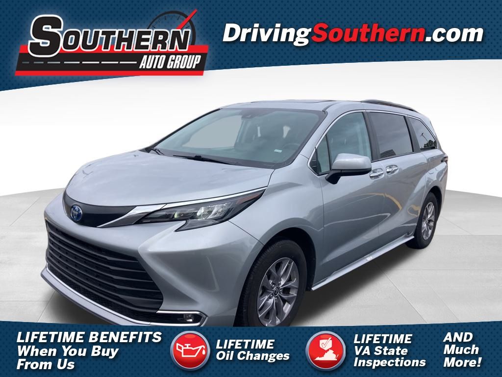 2024 Toyota Sienna XLE's photo