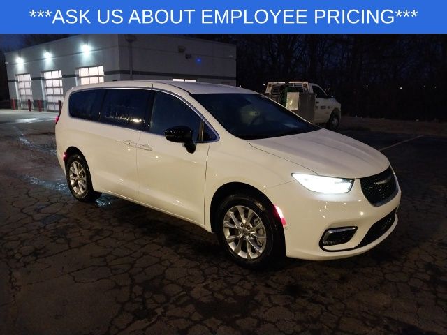 2025 Chrysler Pacifica photo 2