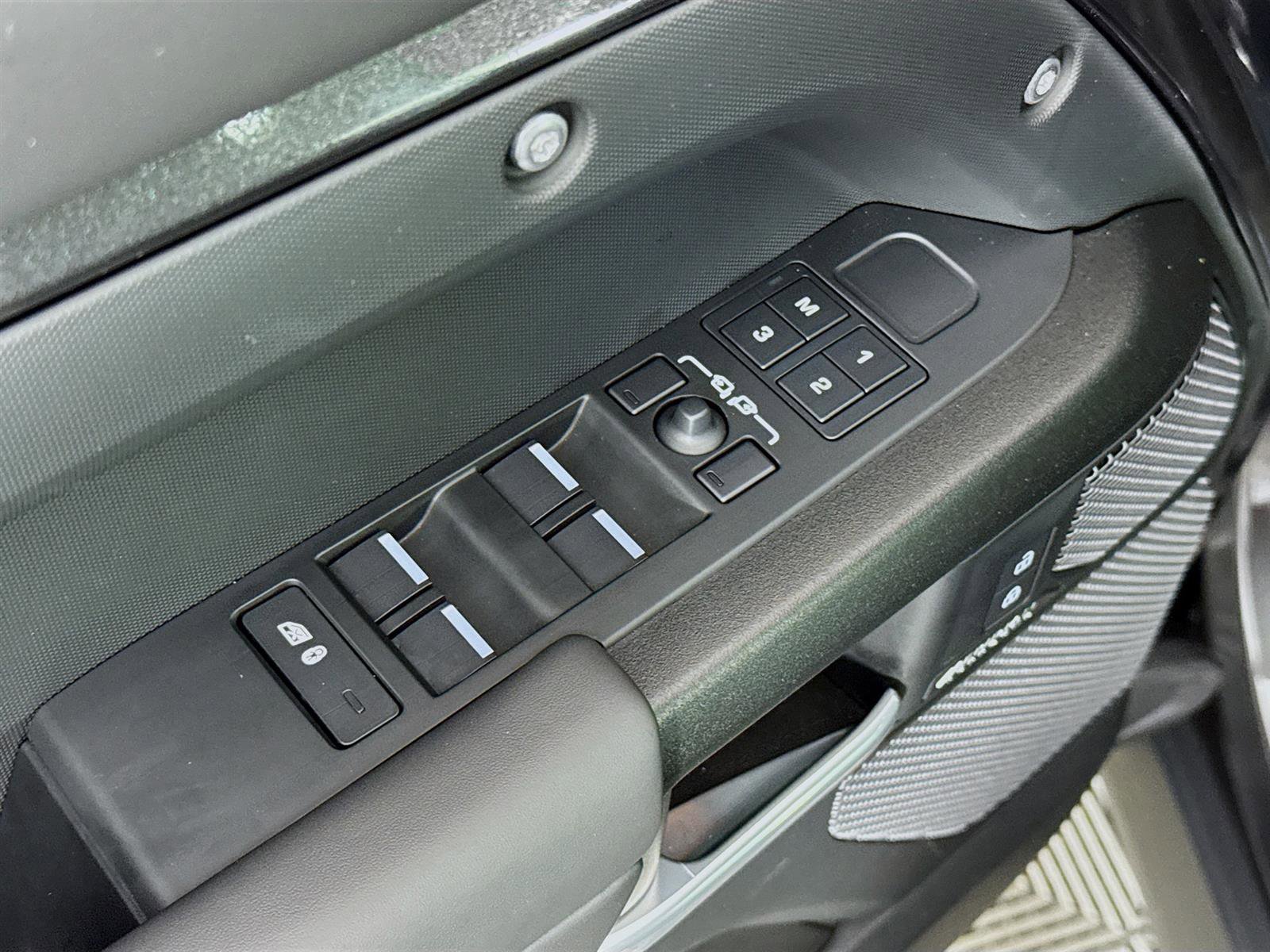 2024 Land Rover Defender 110 V8 photo 20