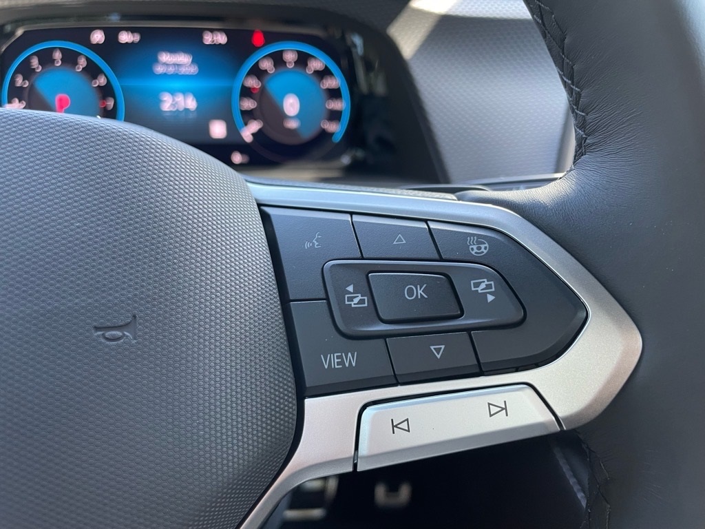 2025 Volkswagen Atlas Cross Sport SEL R-Line photo 6
