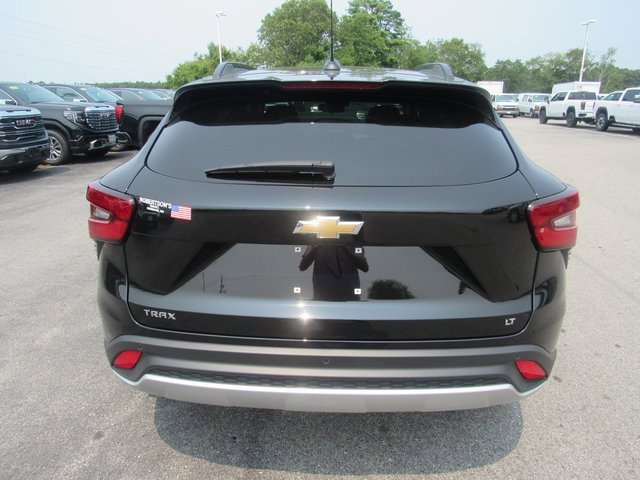 2025 Chevrolet Trax LT photo 2