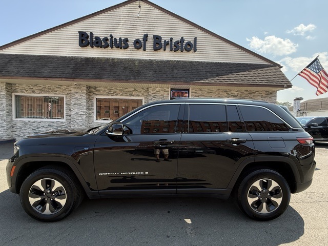 2023 Jeep Cherokee Base photo 4