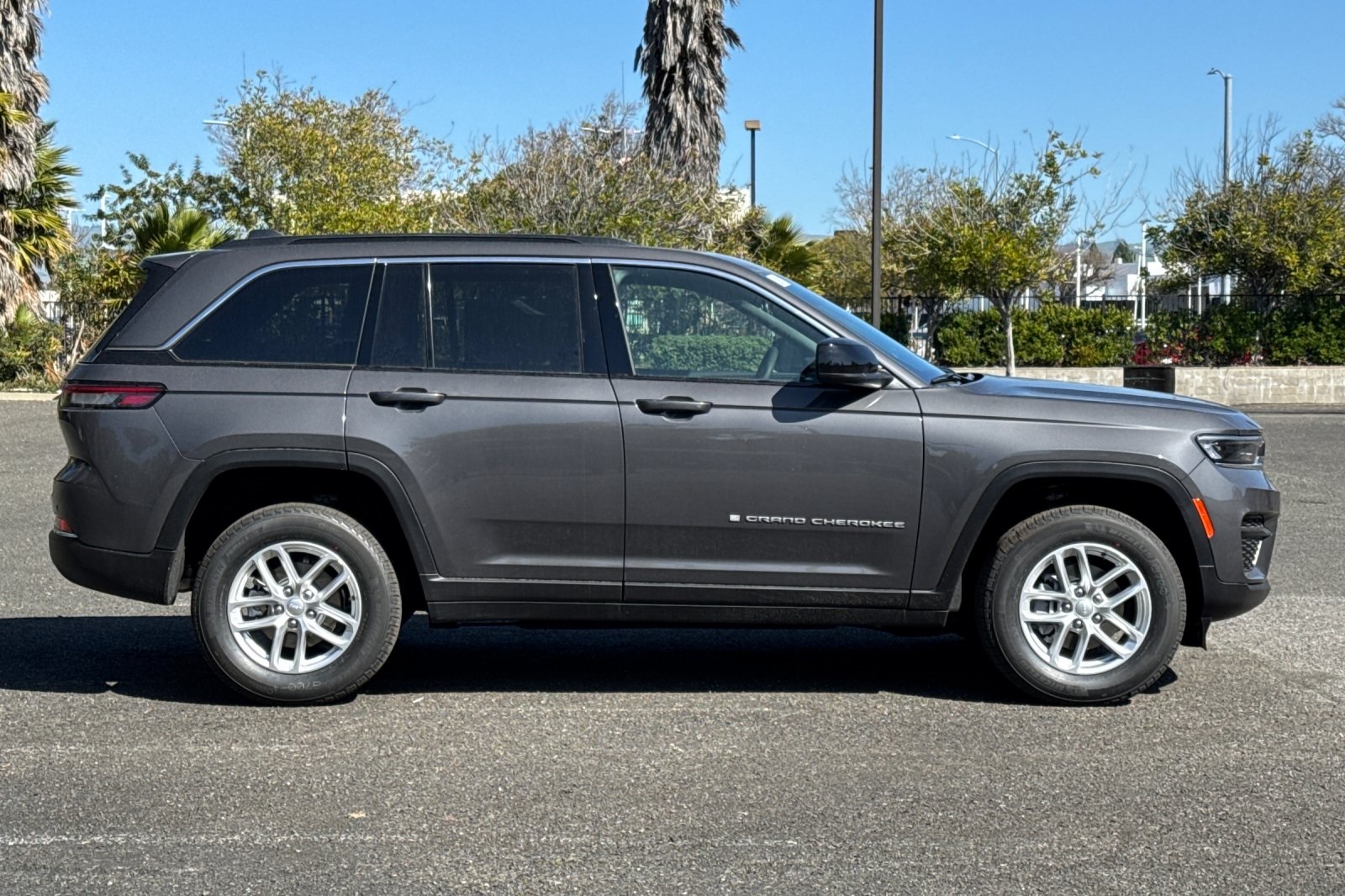 2025 Jeep Grand Cherokee Laredo X photo 2