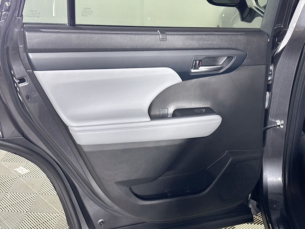 2023 Toyota Highlander L photo 16