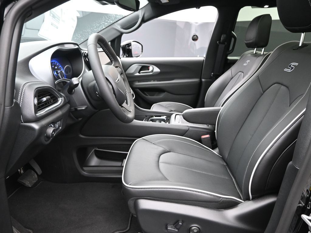 2026 Chrysler Pacifica Limited photo 10