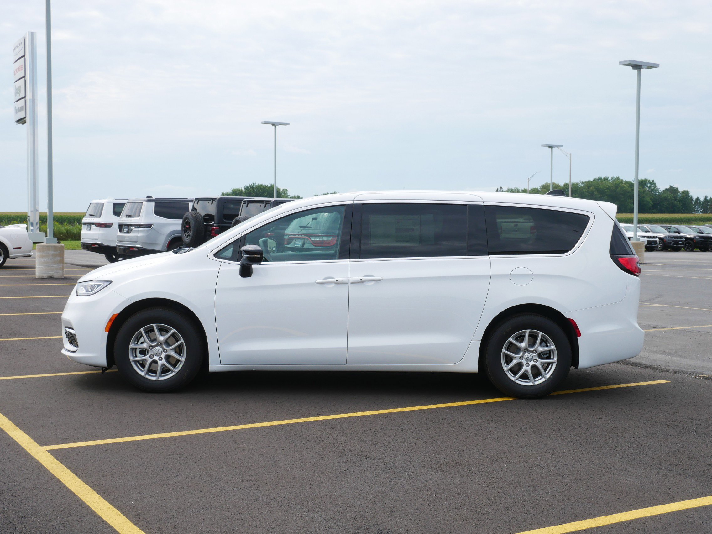 2025 Chrysler Pacifica photo 3