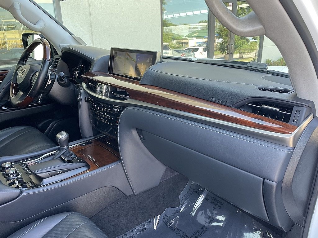 2019 Lexus LX 570 photo 30