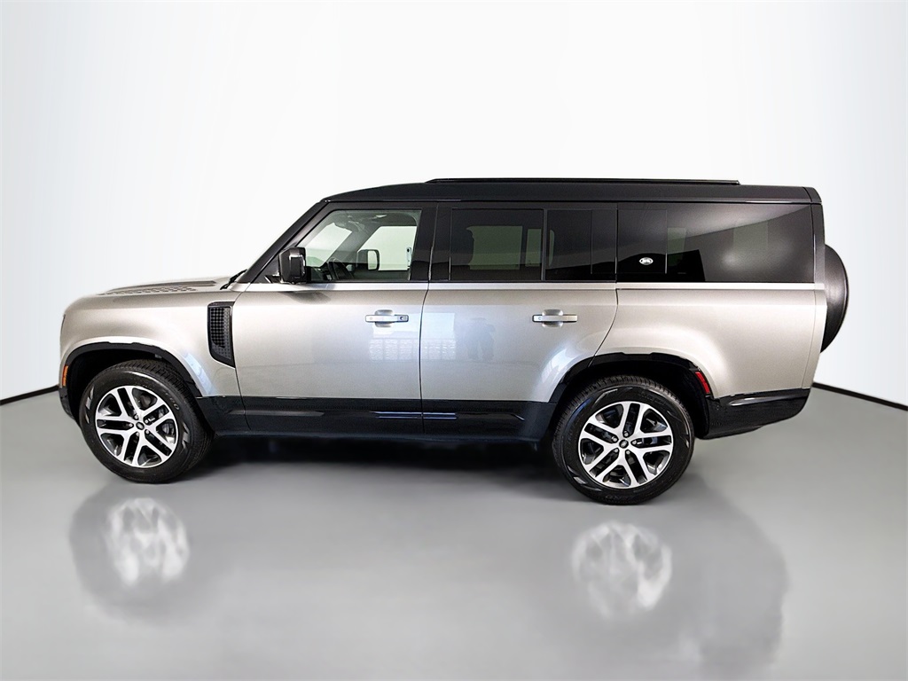 2023 Land Rover Defender 130 X-Dynamic SE photo 2