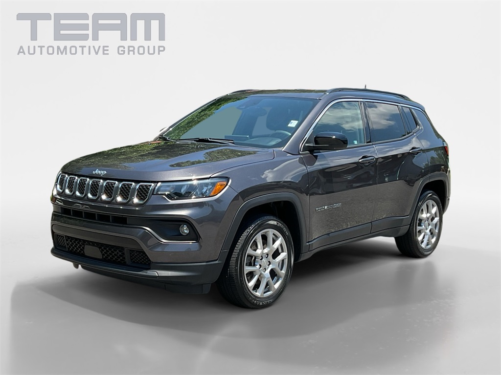 2023 Jeep Compass Latitude Lux photo 3