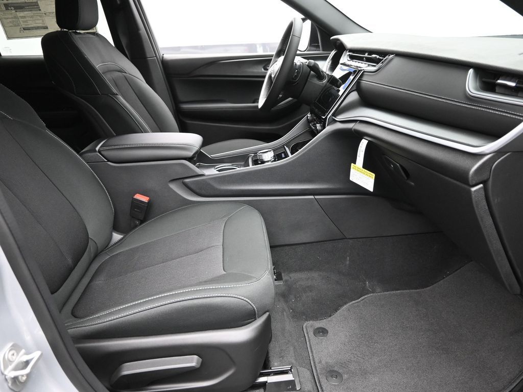 2025 Jeep Grand Cherokee Laredo X photo 5