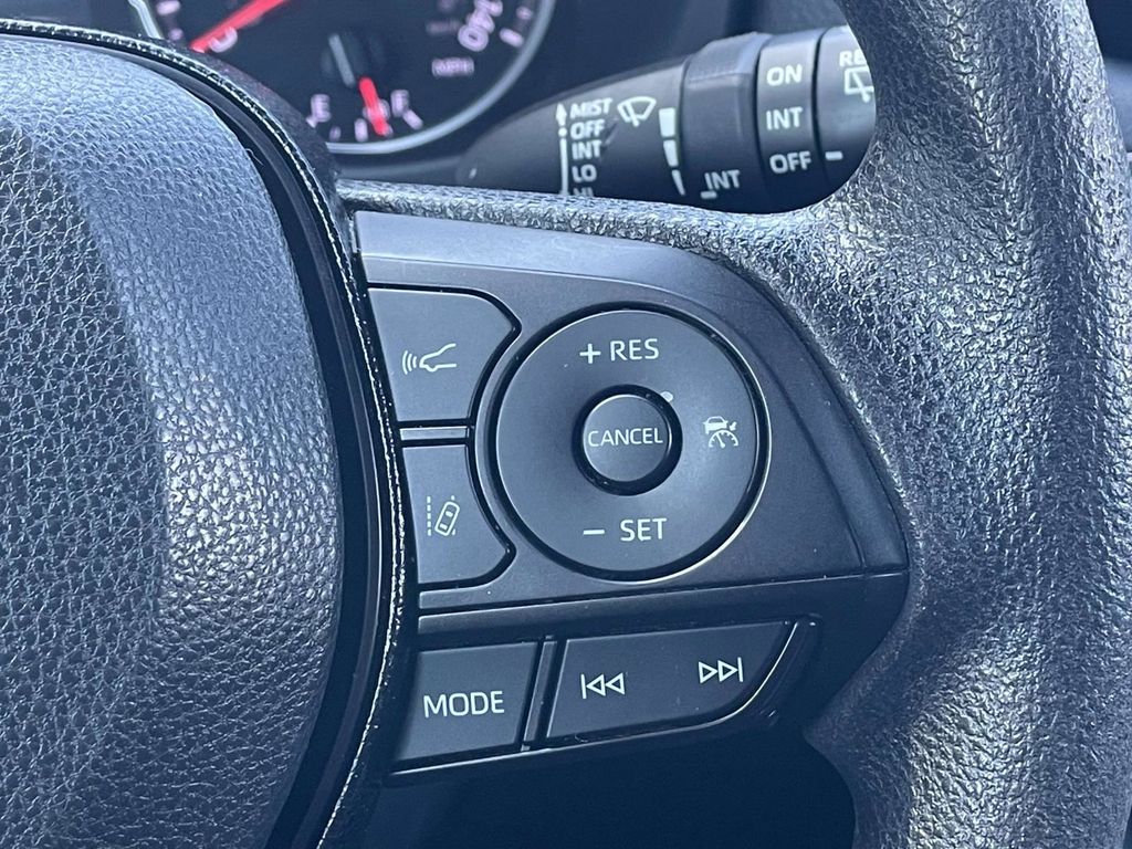 2020 Toyota RAV4 XLE photo 31