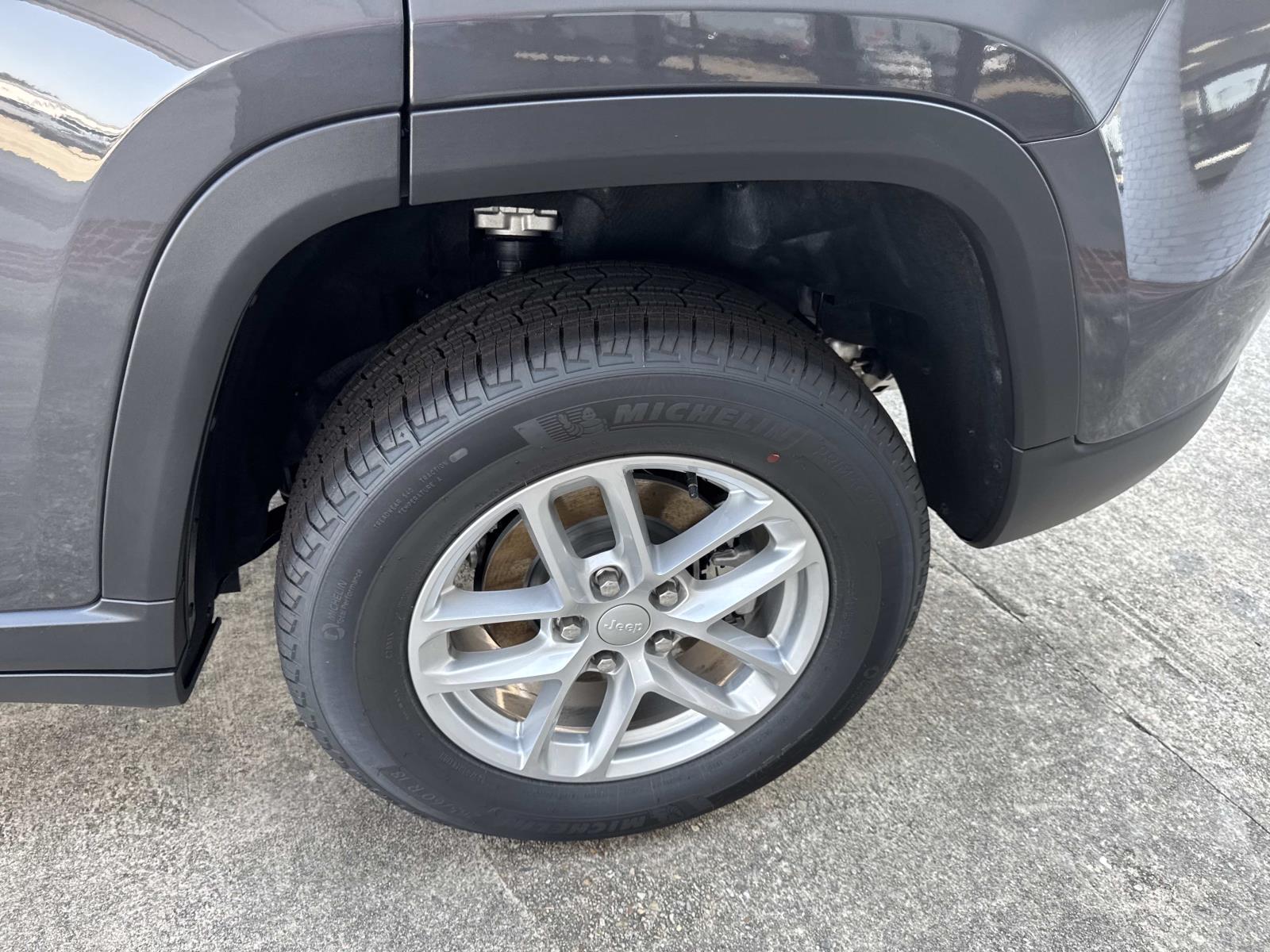 2025 Jeep Grand Cherokee Laredo X photo 2