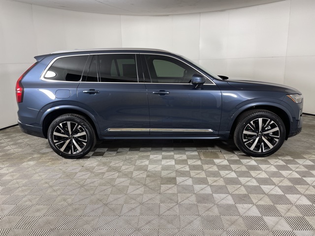 2025 Volvo XC90 Core photo 8