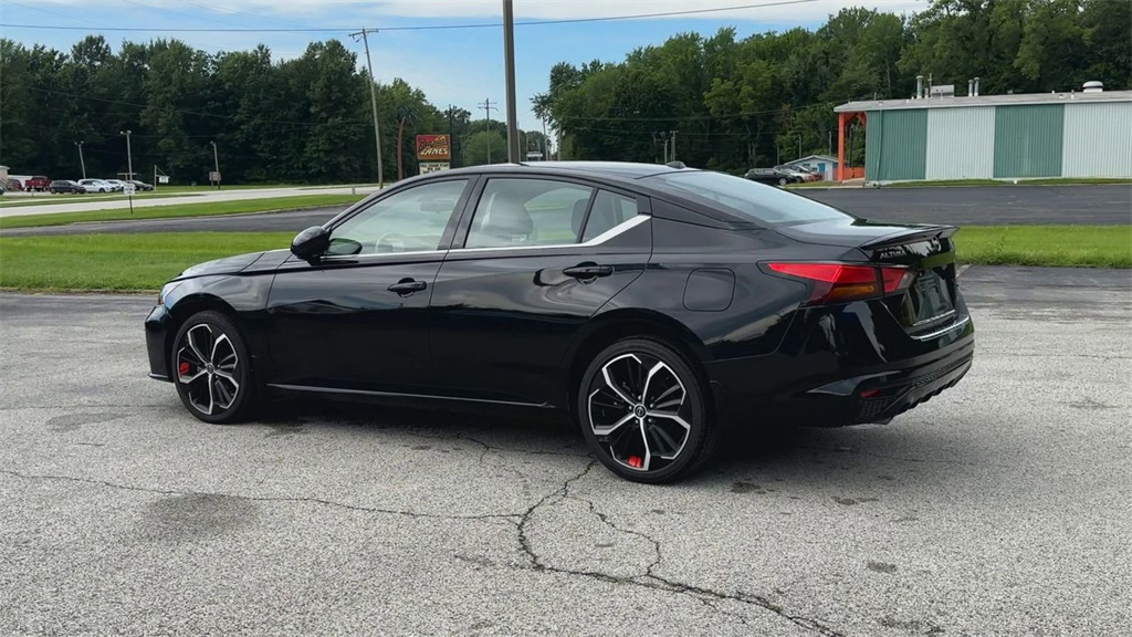 2023 Nissan Altima 2.5 SR photo 11