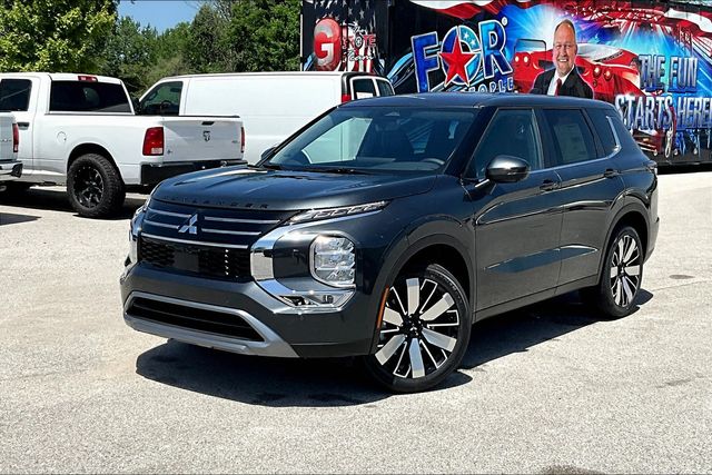 2025 Mitsubishi Outlander SE photo 2
