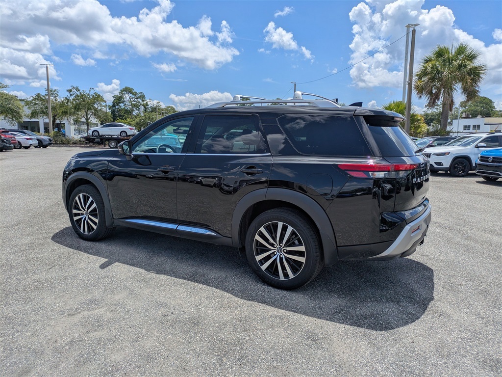 2023 Nissan Pathfinder Platinum photo 4