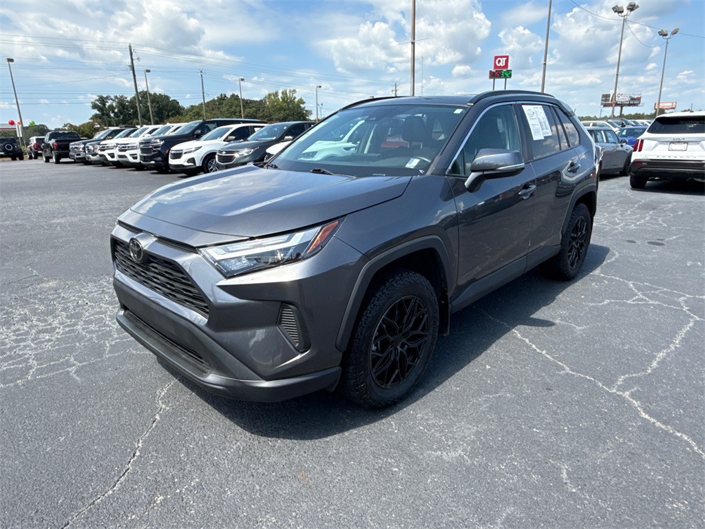 2024 Toyota RAV4 XLE photo 3