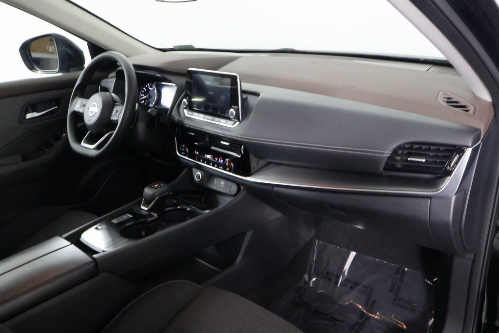 2022 Nissan Rogue SV photo 9