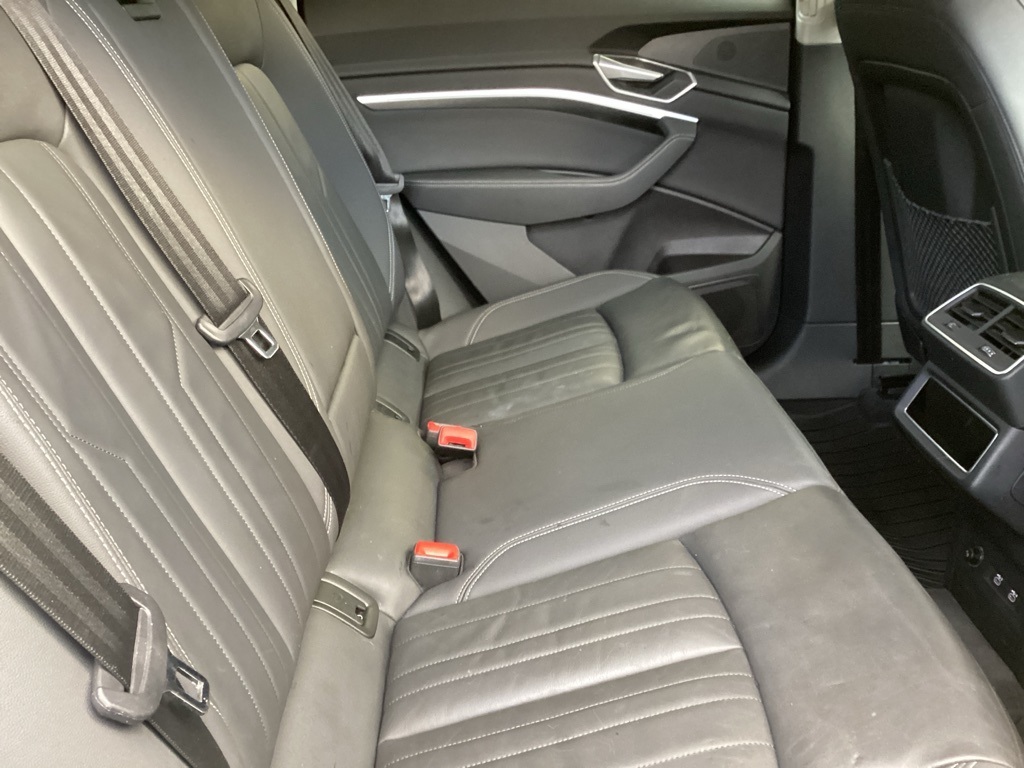 2021 Audi e-tron Premium photo 4
