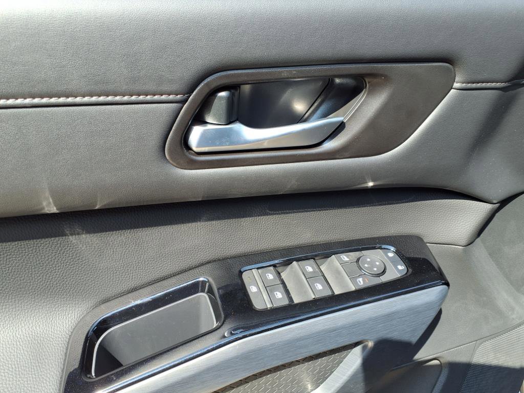 2025 Nissan Pathfinder SL photo 13