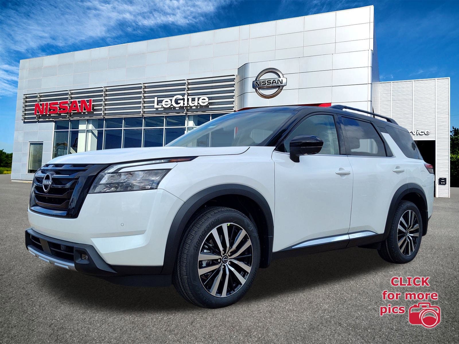 2025 Nissan Pathfinder Platinum's photo