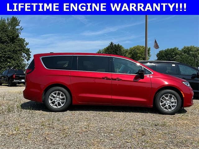 2026 Chrysler Pacifica photo 4