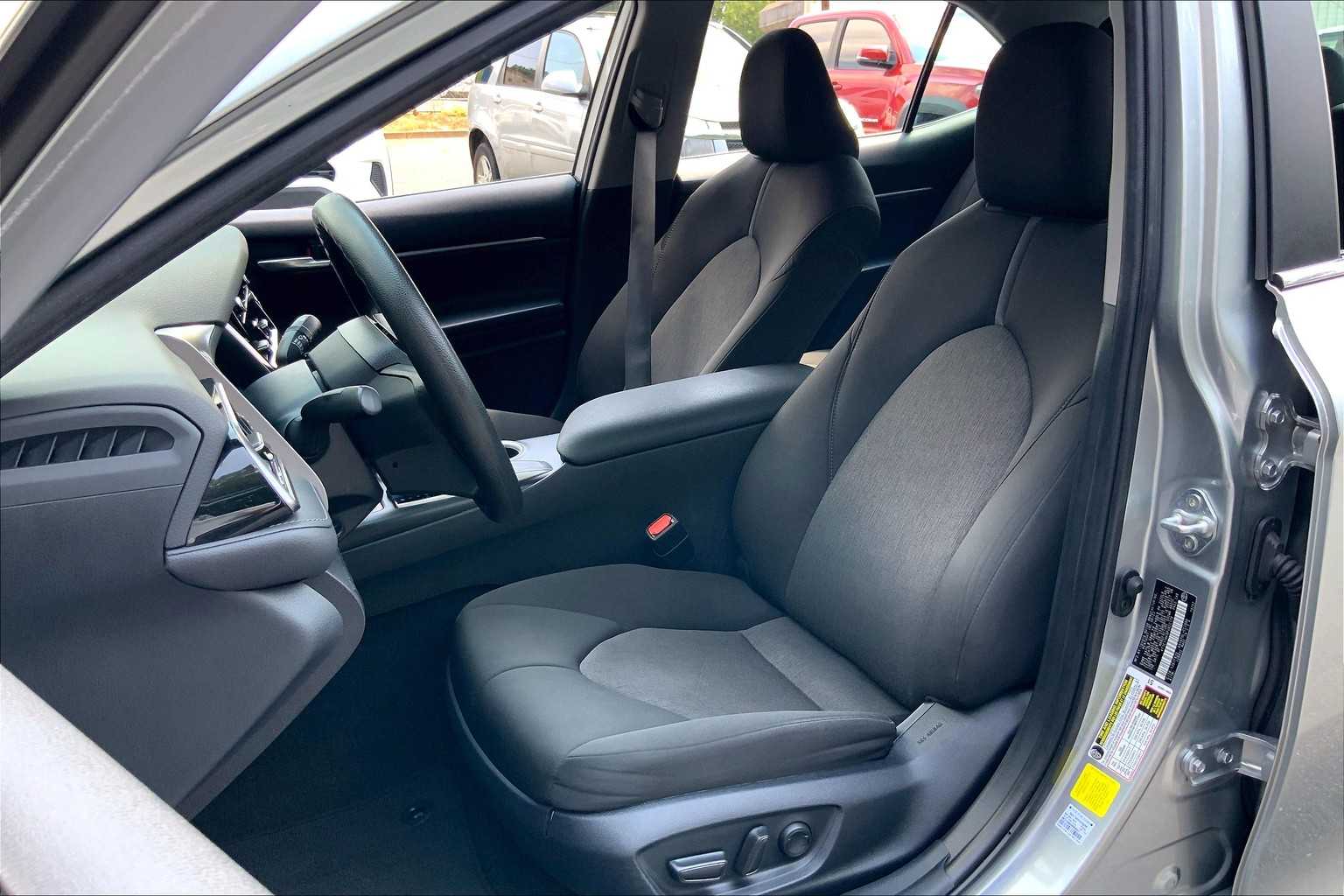 2023 Toyota Camry LE photo 3