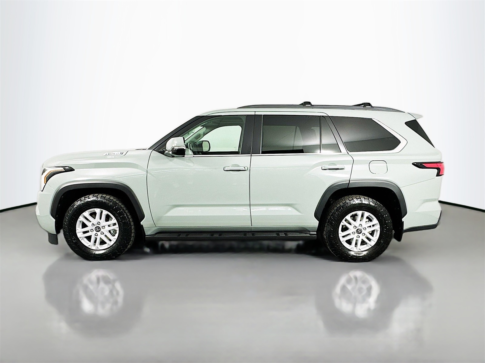 2024 Toyota Sequoia SR5 photo 4