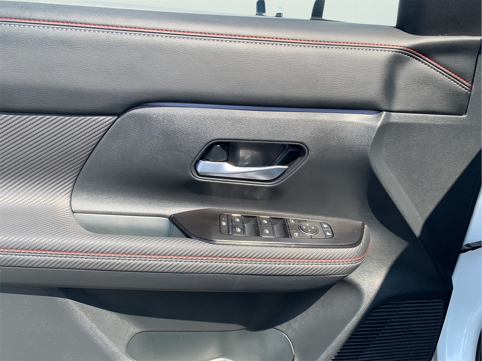 2025 Nissan Kicks SR photo 12
