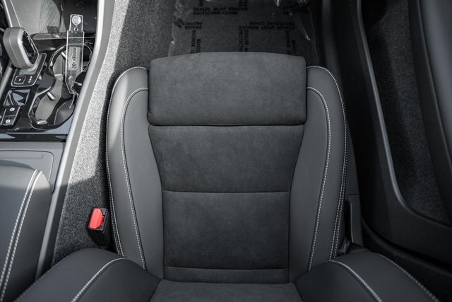 2026 Volvo XC40 photo 28