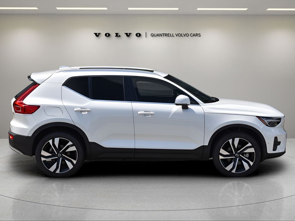 2025 Volvo XC40 photo 3