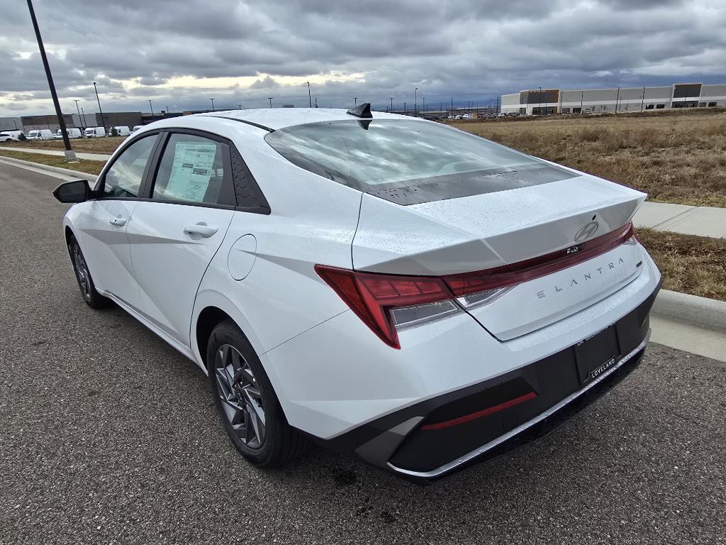 2026 Hyundai Elantra Blue SEL Sport photo 3