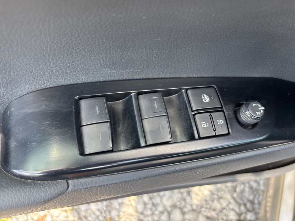 2025 Toyota Camry SE photo 28