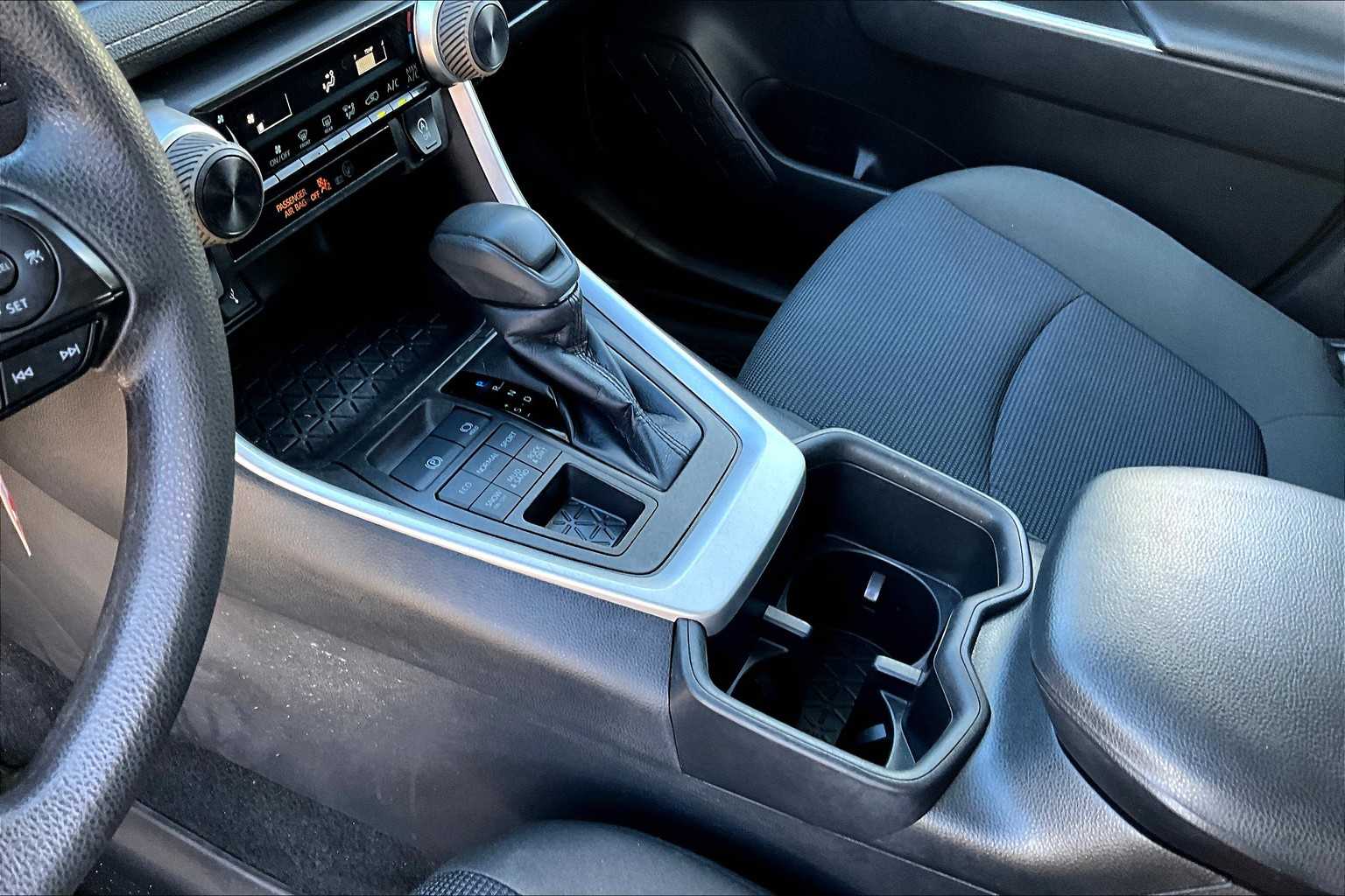 2022 Toyota RAV4 LE photo 20